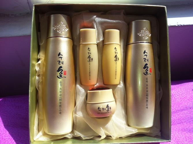 想問問這個韓國的化妝品套裝是什么?里面有圖